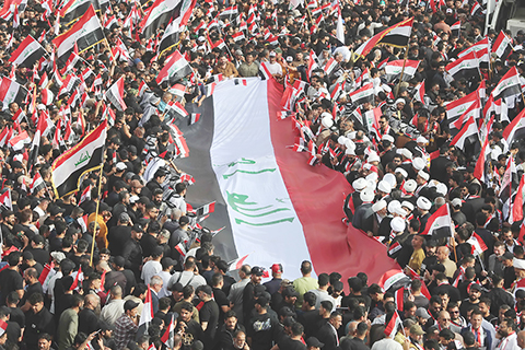 ◎ 四月四日,數千名伊拉克民眾在首都巴格達的解放廣場舉行遊行示威活動,抗議美國和以色列對伊朗發動軍事打擊。(新華社發 哈利勒·達伍德攝)