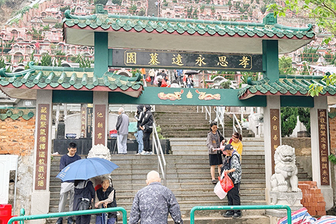 ◎ 市民到墓園拜祭先人。