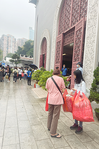 ◎ 清明節遇上驟雨天氣,無阻孝子賢孫掃墓拜祭先人。