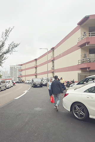 ◎ 清明節氹仔雞頸馬路改為單向行車,馬路兩邊都臨時容易泊車,有市民大贊措施親民。