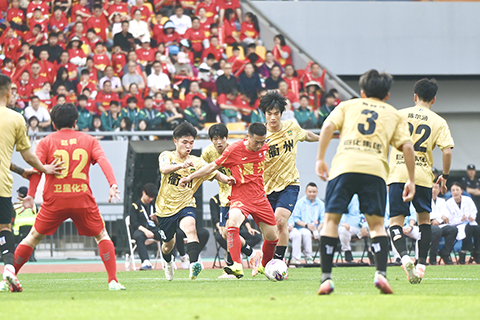 ◎ 四月六日,雙方球員在比賽中拼搶。四月六日,浙江省城市足球聯賽在嘉興市體育中心舉行開幕式。在賽事揭幕戰中,嘉興隊一比0戰勝忂州隊。(新華社發五宇 攝)