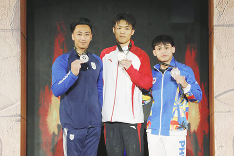 ◎ 四月六日,冠軍中國選手李鴻顏(中)、亞軍塞浦路斯選手喬治烏(左)和季軍菲律賓選手尤洛在頒獎儀式上合影。國際體聯體操世界盃開羅站男子單槓決賽在埃及開羅舉行。(新華社發)