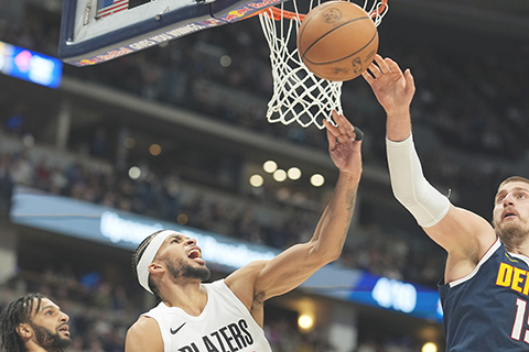 ◎ 金塊隊祖基奇(右)清脆蓋帽令拓荒者卡馬拉錯愕。(美聯社)