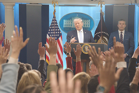 ◎ 美國總統特朗普4月6日在白宮舉行的新聞發佈會上稱,對伊朗的戰事是否即將升級或接近結束,取決於伊朗對他設定的「最後期限」美國東部時間7日20時的回應。圖為當日,美國總統特朗普在首都華盛頓白宮舉行的新聞發佈會上講話。(新華社發 李源清攝)