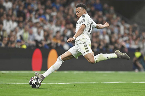 ◎ 四月七日,皇家馬德里隊麥巴比破蛋。西甲皇家馬德里隊主場一比二不敵德甲拜仁慕尼黑隊。(新華社記者程敏 攝)