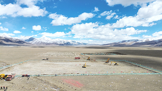 全球海拔最高的槽式光熱電站項目開工現場。(中國廣核集團 供圖)
