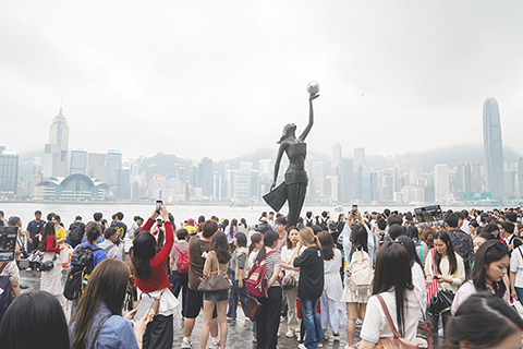 ◎ 資料圖四月四日,正值中國內地清明假期首日,不少遊客在香港尖沙咀星光大道游覽。(中新社記者 張祥毅 攝)