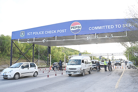 ◎ 巴基斯坦總理夏巴茲四月八日證實,伊朗、美國以及雙方各自盟友同意即日起停火,巴方邀請伊美代表團十日在巴首都伊斯蘭堡進一步談判,以達成最終協議。圖為八日,在巴基斯坦首都伊斯蘭堡,警方在查驗點檢查過往車輛。(新華社發 艾哈邁德.卡邁勒 攝)