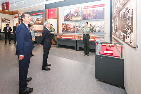 ◎ 行政長官岑浩輝昨日參觀駐澳門部隊中國人民解放軍軍史陳列。