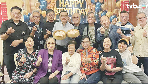 ◎ 鍾志光(捧壽桃)生日,剛剛返港的于洋(後右四)與一眾好友出席。