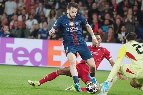 ◎ 基華拉基利亞(中)為大巴黎鎖定二比0打退利物浦。(新華社發)