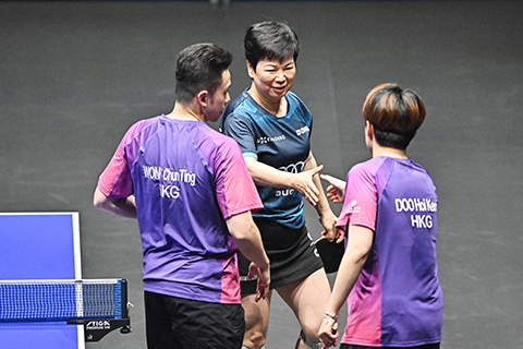 ◎ 4月9日,在山西太原舉辦的世界乒乓球職業大聯盟(WTT)常規挑戰賽太原站賽事中,六十三歲老將倪夏蓮(中)和中國香港組合黃鎮廷/杜凱琹握手致意,這是她手腕骨折後參加的首個大型賽事。倪夏蓮1963年出生於上海,九歲開始打乒乓球。1983年,20歲的她代表中國隊奪得世乒賽女團冠軍和混雙冠軍。後來,她遠赴盧森堡,繼續打著她最愛的乒乓球,曾六次征戰奧運會,時至今日仍活躍在各項賽事中。(中新社記者 韋亮)