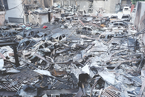 ◎ 伊朗與美國停火後,以色列四月八日大規模空襲黎巴嫩。據黎巴嫩民防部門報告,空襲已造成至少二百五十四人死亡、一千一百六十五人受傷。黎巴嫩總理納瓦夫.薩拉姆宣佈九日為全國哀悼日,悼念空襲中遇難的無辜平民。圖為九日在黎巴嫩首都貝魯特拍攝的遭以色列空襲摧毀的汽車和房屋。(新華社發 比拉爾.賈維希 攝)