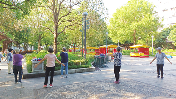 長者在公園做運動