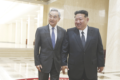 ◎ 四月十日,朝鮮勞動黨總書記、國務委員會委員長金正恩在平壤勞動黨中央總部會見中共中央政治局委員、外交部長王毅。(新華社記者 王超 攝)