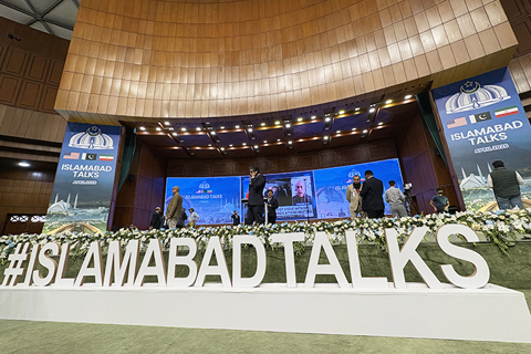 ◎ 據美國媒體報道,美國和伊朗代表團四月十一日在巴基斯坦首都伊斯蘭堡舉行談判。圖為當日在巴基斯坦首都伊斯蘭堡拍攝的美伊談判新聞中心。(新華社發 王申 攝)