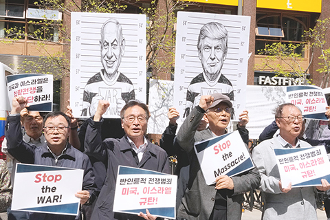 ◎ 四月十三日,在韓國首爾的以色列大使館前,韓國抗議者在譴責美國和以色列襲擊伊朗的集會上舉著美國總統特朗普(右上)和以色列總理內塔尼亞胡的照片。(美聯社圖片/Ahn Young-joon)