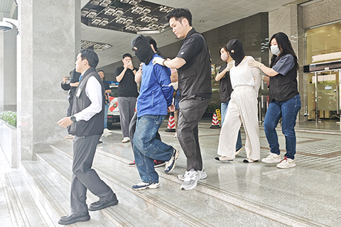 ◎ 涉性侵未成年人的中醫師和另外兩醫生涉詐騙醫療券被拘查。