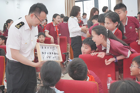 ◎ 拱北海關關員進校園開展國門生物安全宣講活動。(邱婷婷攝)