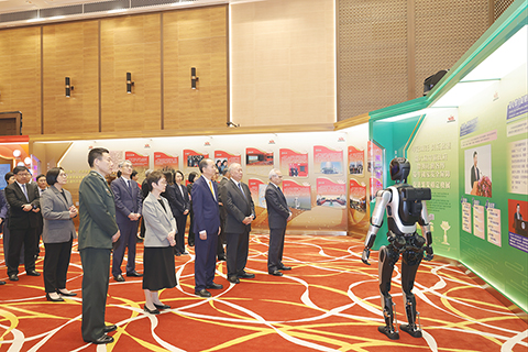 ◎ 智慧機器人向岑浩輝、何厚鏵等官員及嘉賓講解「全民國家安全教育展」內容。