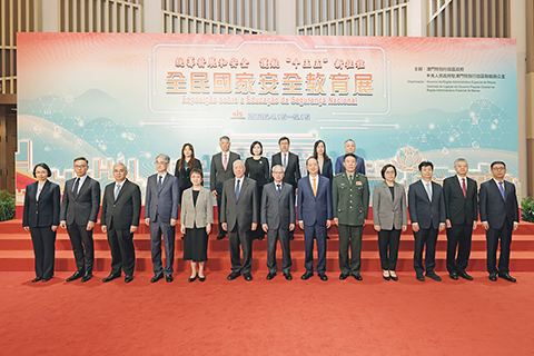 ◎ 岑浩輝與一眾主要官員及嘉賓在全民國家安全教育系列活動開幕活動上合照。