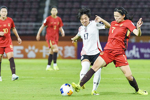 ◎ 四月十五日,中國隊球員周欣怡(右)與日本隊球員本田悠良拼搶。在泰國巴吞他尼府舉辦的U20女足亞洲盃半決賽中,中國隊0比二不敵日本隊,無緣決賽。另一半決賽,朝鮮三比0勝韓國女足。(新華社發 拉亨攝)