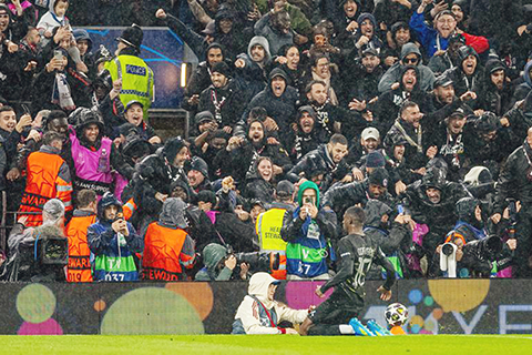 ◎ 十號迪比利為大巴黎連入兩球。(新華社發)