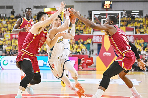 ◎ 四月十五日,浙江隊球員林秉聖(白衣)帶球突破。CBA常規賽第三十九輪比賽中,山西汾酒隊主場以一百比九十一戰勝浙江浙商證券隊。(中新社記者 韋亮 攝)