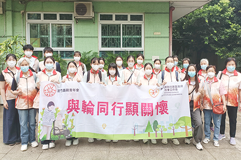 ◎ 學生義工「與輪同行」向長者送上關愛。