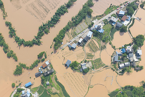 ◎ 凌晨二時至四時最大雨量達到二百九十六點六毫米、最大小時雨量一百零三點六毫米,導致永川區茶山竹海街道、中山路街道、雙石鎮散點多發事件。圖為五月二十四日,暴雨襲擊後的永川區茶山竹海街道安溪村。(無人機照片)(中新社記者何蓬磊 攝)