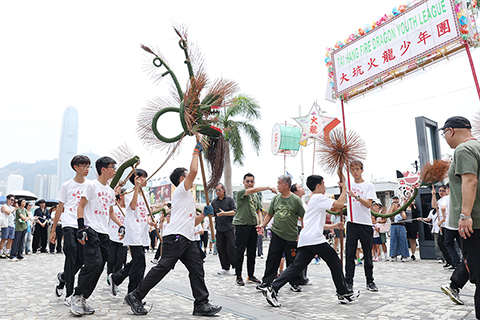 ◎ 五月三十日,「香港非遺月二0二六」於香港文化中心開幕,今年繼續以「香港處處有非遺」為主題,推出過百項精選活動,包括五十多場非遺表演及八十多個互動攤位,涵蓋傳統藝術、民俗文化及手工藝體驗等,活動遍佈全港。圖為大坑火龍少年團在香港文化中心巡遊表演。(香港中通社記者 陳奕啟 攝)