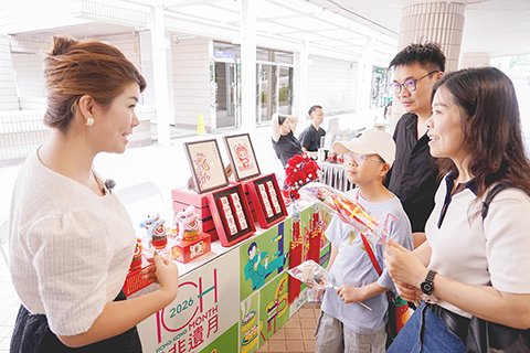◎ 五月三十日,「香港非遺月二0二六」開幕典禮暨非遺嘉年華在香港文化中心舉行。活動以「香港處處有非遺」為主題,民眾可在香港文化中心等地參加非遺創意市集、非遺技藝展示等活動,切身感受非遺魅力。圖為民眾在非遺創意市集了解一款文創產品。(中新社記者張祥毅攝)