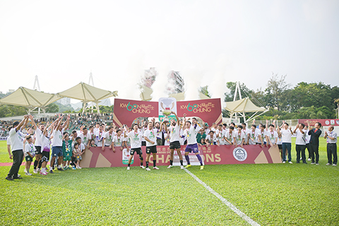 ◎ 五月三十日,在香港旺角大球場舉行的香港「冠忠巴士六十周年足總盃」決賽中,大埔隊以二比一戰勝東區隊,奪得冠軍。圖為大埔隊高舉獎盃。(中新社記者 陳永諾 攝)
