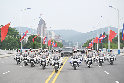 ◎ 當地時間六月九日下午,中共中央總書記、國家主席習近平結束對朝鮮的國事訪問離開平壤。朝鮮勞動黨總書記、國務委員長金正恩和夫人李雪主到機場送行,為習近平和夫人彭麗媛舉行隆重的歡送儀式。前往機場途中,平壤各界群眾聚集在道路兩旁,揮舞中朝兩國國旗和鮮花,高呼中朝友好口號,熱烈歡送。(新華社記者 謝環馳 攝)