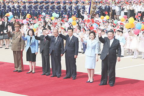 ◎ 當地時間六月九日下午,中共中央總書記、國家主席習近平結束對朝鮮的國事訪問離開平壤。朝鮮勞動黨總書記、國務委員長金正恩和夫人李雪主到機場送行,為習近平和夫人彭麗媛舉行隆重的歡送儀式。前往機場途中,平壤各界群眾聚集在道路兩旁,揮舞中朝兩國國旗和鮮花,高呼中朝友好口號,熱烈歡送。(新華社記者 姚大偉 攝)