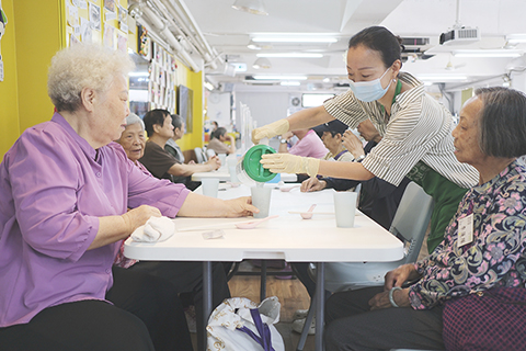 ◎ 在香港深水埗的惜食堂社區中心,符合援助資格的市民可在這裡免費用餐(五月七日攝)。(新華社發 王申 攝)