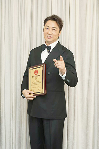 ◎ 譚耀文又獲獎。