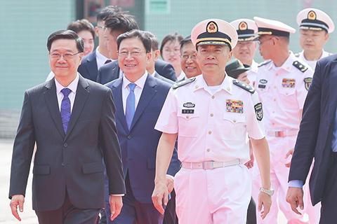 ◎ 香港特別行政區政府在昂船洲軍營為艦艇編隊舉行歡迎儀式。香港特區行政長官李家超發表致辭,代表香港特區政府和香港市民對海軍艦艇編隊的到來表示熱烈歡迎。圖為李家超等嘉賓登上南寧艦參觀。(香港中通社記者 謝光磊 攝)