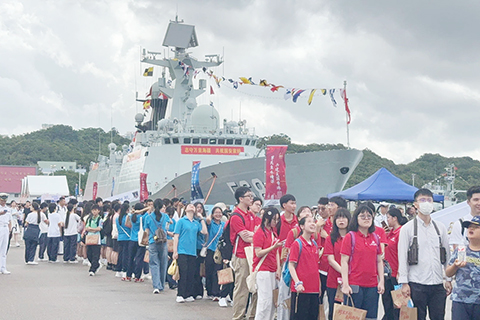 ◎ 停靠在解放軍駐港部隊昂船洲軍營的解放軍海軍南寧艦、衡陽艦編隊七月三日舉行艦艇開放日活動,大批香港學生登艦參觀,倍感激動與興奮。(香港中通社記者 譚暢 攝)