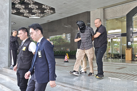 ◎ 一名退休司警涉與操控賣淫集團一案有關被拘捕。