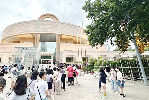 觀眾在上海博物館人民廣場館外等候入場。(中新社記者 王笈 攝)