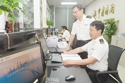 ◎ 閘口海關關員辦理「粵車南下」車輛海關備案手續。(朱偉俊 攝)
