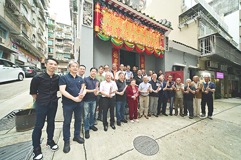 ◎ 澳門建築置業商會領導參拜魯班先師並合影。