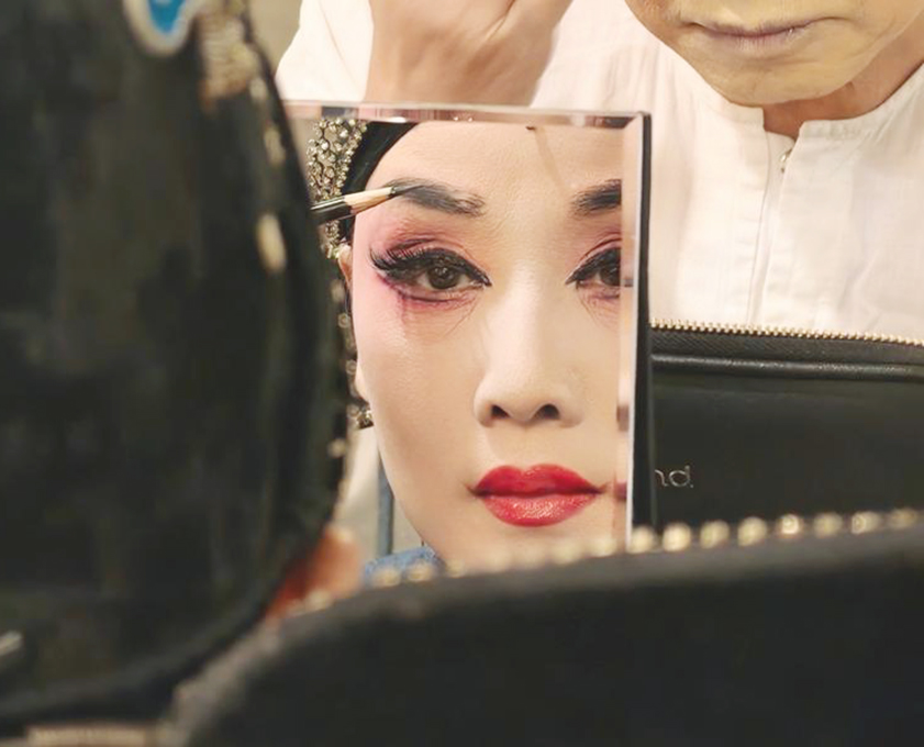 ◎ 八月十二日,在英國愛丁堡女王音樂廳,中國黃梅戲表演藝術家韓再芬在後台化妝,將表演《女駙馬》。(新華社記者 于艾岑 攝)