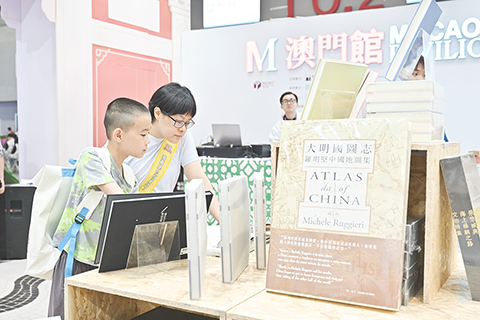 ◎ 八月廿七日,二0二六南國書香節在廣州中國進出口商品交易會展館B區啟幕。本屆書香節主題為「書香嶺南學以致遠」,主會場匯聚全球優質出版資源,集中展出近三萬種海外原版圖書及各類文創產品五十餘萬種。圖為澳門館吸引讀者參觀。(中新社記者 陳楚紅 攝)