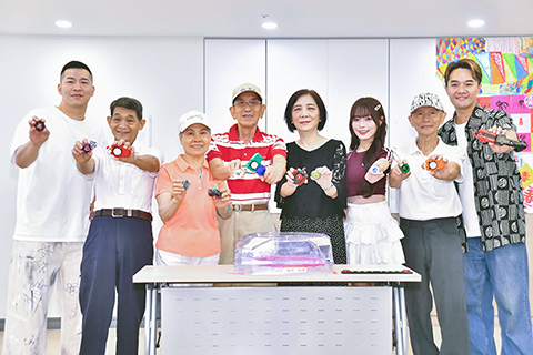 ◎ 台灣藝人草爺、柯大堡、啦啦隊女神佩霓,八月二十五日攜手擔任「紅心字會」公益大使,與信義老人中心的長輩們一同體驗戰鬥陀螺的樂趣,支持他們健康、自主、有尊嚴地生活,用實際行動展現對長者的關懷與陪伴。圖為台灣藝人草爺(左一)、柯大堡(右一)、佩霓(右三)與信義老人中心的長輩們一同體驗戰鬥陀螺。(香港中通社圖片)