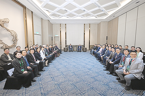 ◎ 行政長官岑浩輝與馬來西亞投資、貿易和工業部副部長沈志勤一起會見隨同行政長官到訪吉隆坡的企業家代表。