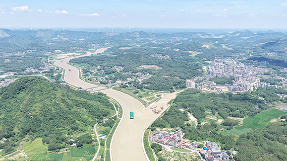 船舶行駛在平陸運河航道上。(平陸運河集團有限公司 供圖)