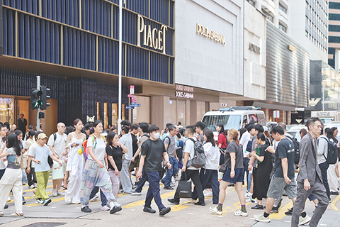 ◎ 十月八日,香港入境處數據顯示,內地十一黃金周假期(十月一日至七日)累計錄得訪港內地客超過一百四十一萬人次,多於入境處早前預測的一百二十九萬。圖為國慶節,大批香港市民和遊客在欣賞煙花。(香港中通社記者謝光磊 攝)