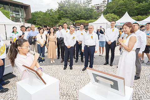 ◎ 「中國夢.民族情」兒童創意填色比賽得獎者向嘉賓介紹作品。